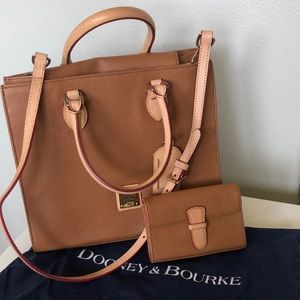 Like new! Beautiful Dooney and Bourke bag.